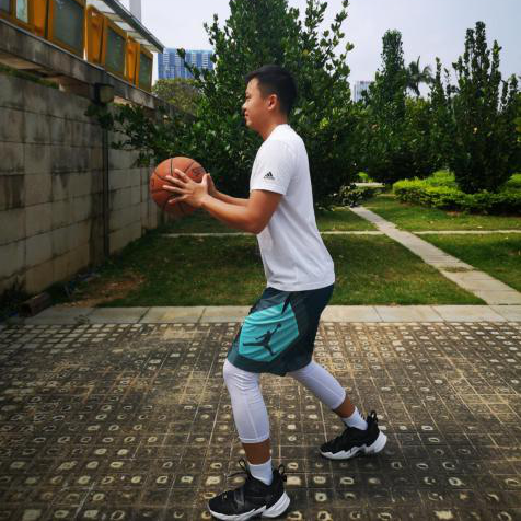 中班篮球怎么玩_中班篮球教学视频教程_中班篮球单手运球技巧