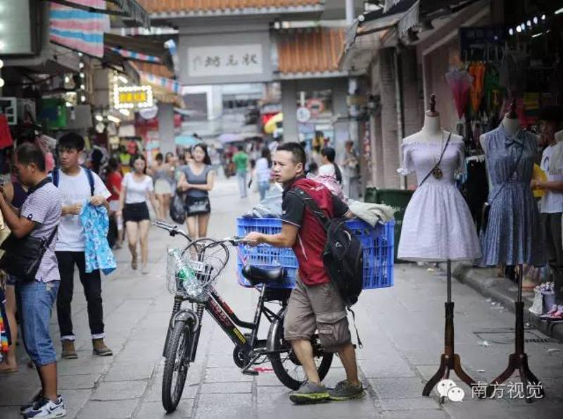 △2015年7月，许多店铺人去楼空，状元坊一商场只剩下几间还没去向的店铺仍在坚守。