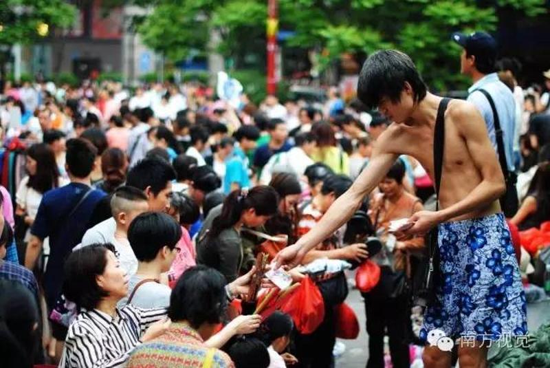 △2014年4月，大笪地购物卖场外，挤满了前来扫货的市民。