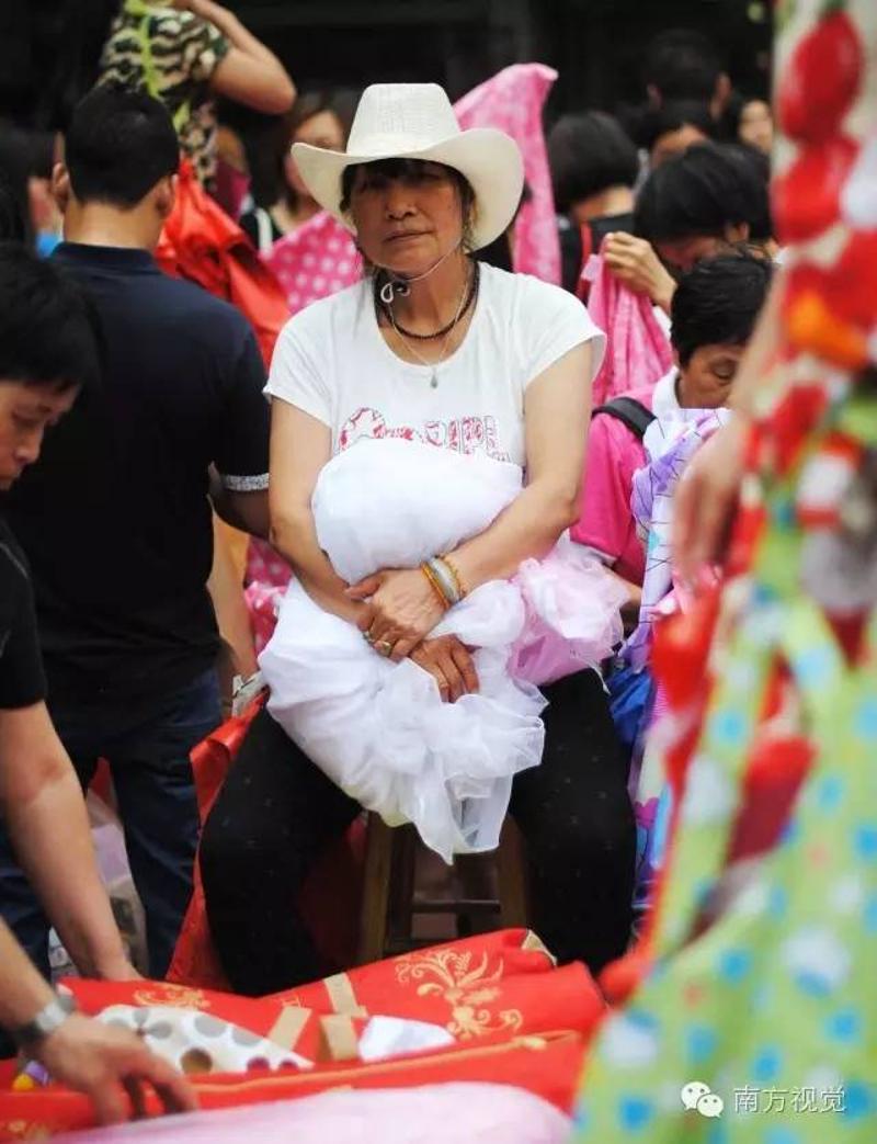 △2014年4月，大笪地购物卖场外，卖家抓住最后的时间兜售商品。