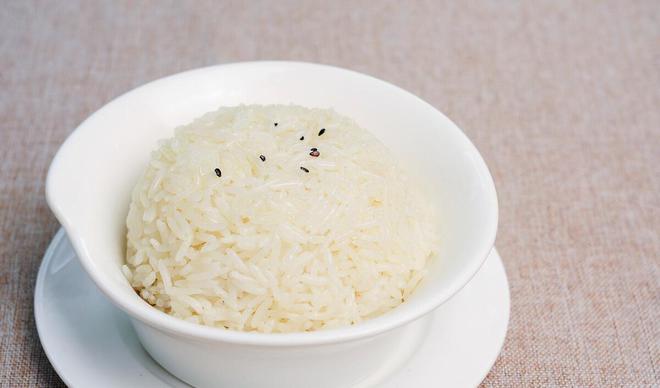 长期只吃菜不吃米饭对身体的影响及米饭主食