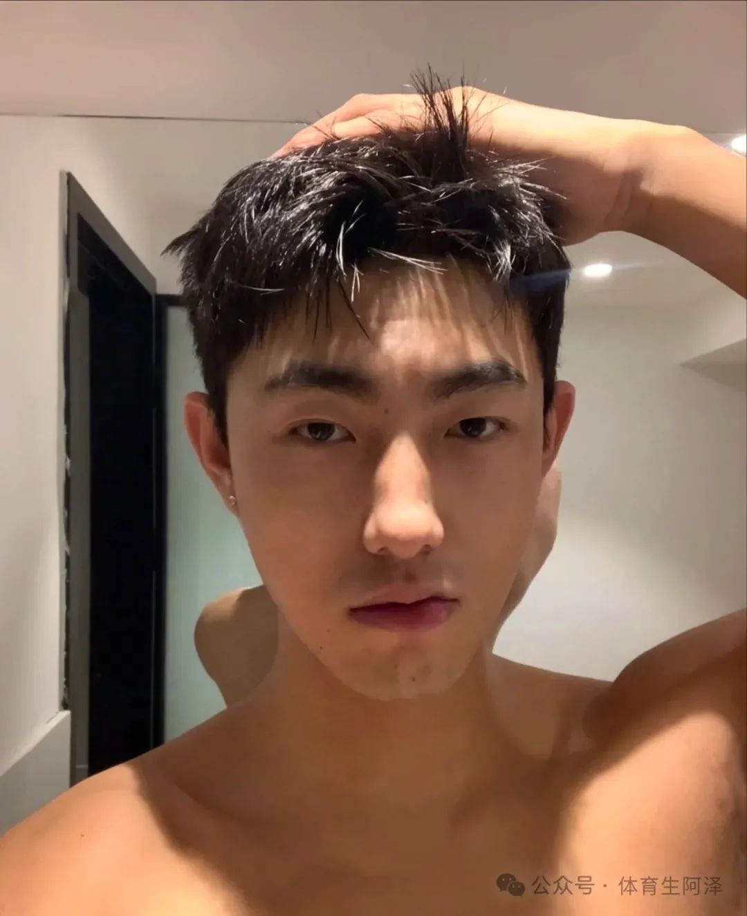 男运动健身房穿搭_健身房男的穿什么_男子健身房穿搭